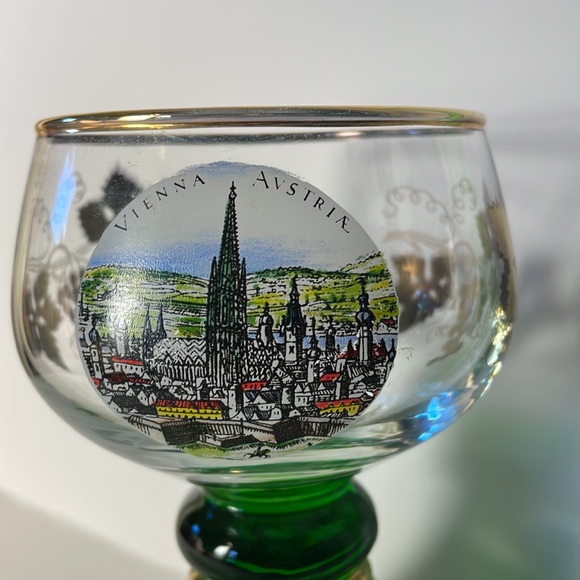 Souvenir music box. Green glass. Shaped as a wine glass. - Picture 2 of 5